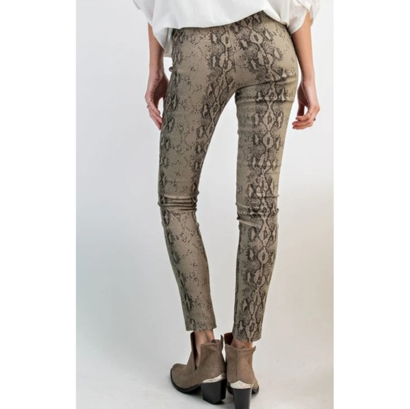 🆕🌿snake PRINT PANTS🌿 - Picture 6 of 9